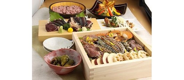 「土佐の恵 彩り蒸篭 ｣(2480円、注文は2人前〜）、「チャンバラ貝の磯煮｣(680円)、｢土佐名物！かつをの塩たたき｣(1500円)など/龍馬邸