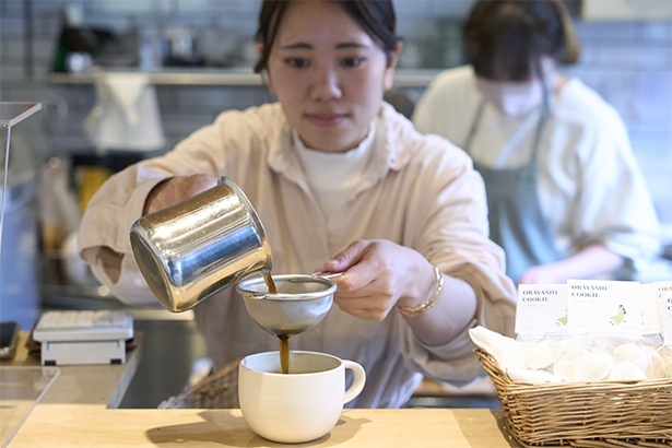  粉を湯に浸し、茶漉しで濾すオリジナルの抽出法が、独自の味わいを生む