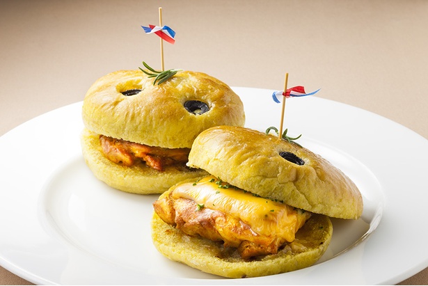 カレー風味のフォカッチャタンドリーチキンのカレーパン