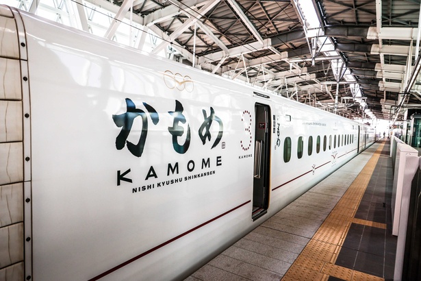 【写真】「100年に一度の変革期」と期待される長崎駅から出発する西九州新幹線「かもめ」