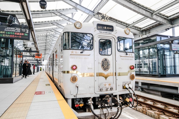 西九州の海めぐり列車として人気を博す「ふたつ星4047」
