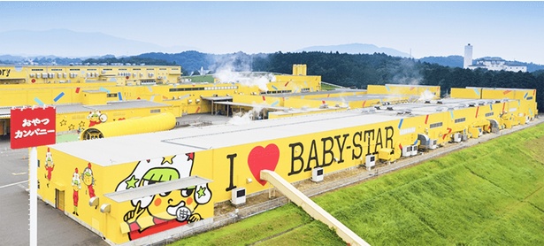 三重県にあるおやつカンパニーの工場。『ベビースターラーメン』が壁全面に描かれている