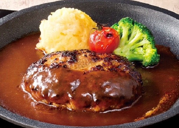【写真を見る】じっくり丁寧に焼き上げる、ジューシーな手仕込みハンバーグ