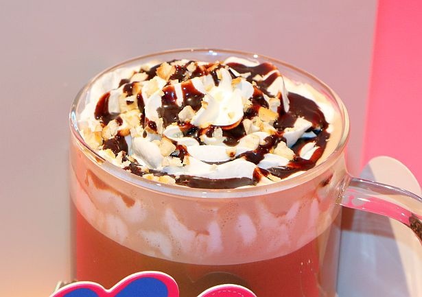 「サリー・ブラウン オーツミルク カフェ モカwith チョコレート プレッツェル」のゴージャズなトッピング部分