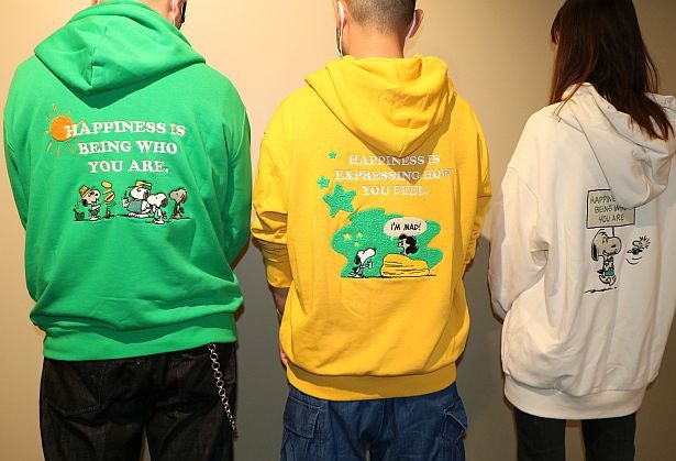 ハイセンスな「オーバーサイズパーカー」。左から「グリーン PEANUTS  Snoopy Brothers」「イエロー PEANUTS Lucy」「オフホワイト PEANUTS Snoopy」