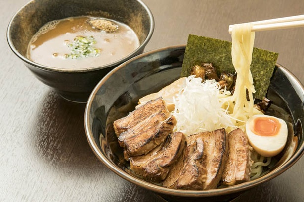 「油そば 七色」の「つけ麺(並盛)＋チャーシュー」(1000円)