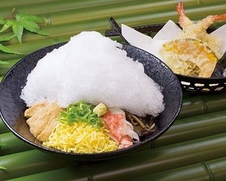 驚きの涼感でクールダウン！阪急そば若菜の「かき氷そば」