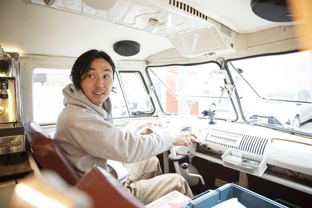 ワーゲンバスにのって出店場所へやってくる藤澤さん