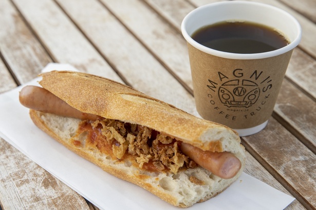 ドイツ風バゲットドッグ(700円)。ドリンクセットにするとコーヒーが200円オフになる
