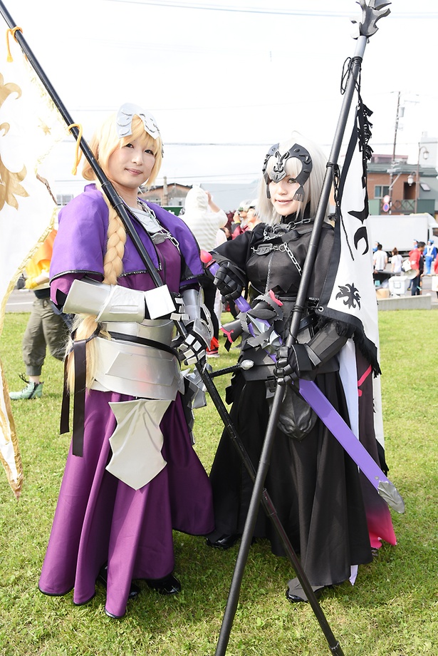 「Fate/Grand Order」のジャンヌ・ダルク(左：にゃもさん)と、ジャンヌ・ダルク [オルタ](右：マコさん)