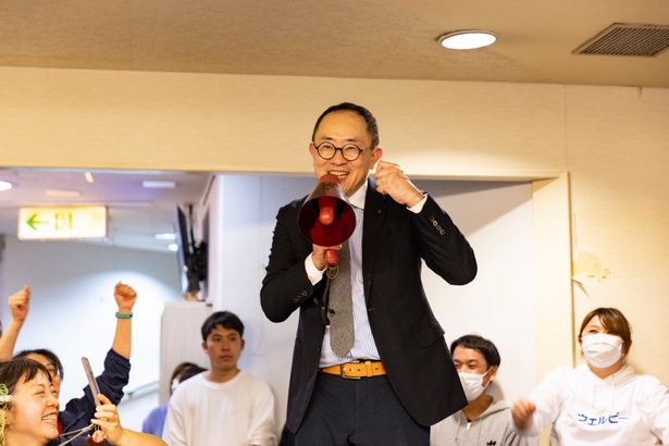 「サウナ界のゴッドファーザー」こと米田行孝社長。栄店のリニューアルが直々に発表された