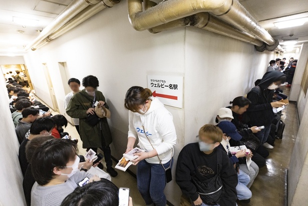 最終営業日の館内見学会には多くの人が集まり、スタッフ用の裏動線まで列を成した。記念のポストカードも手渡しされた