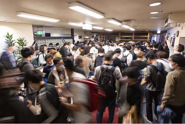 蚤の市に集まった人々。松本さんが想定していた10倍以上の人が訪れたという