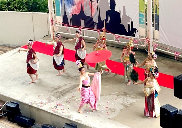 ステージパフォーマンスエリアでは、タイ舞踊や伝統音楽など、タイならではのエキゾチックな文化に触れられる