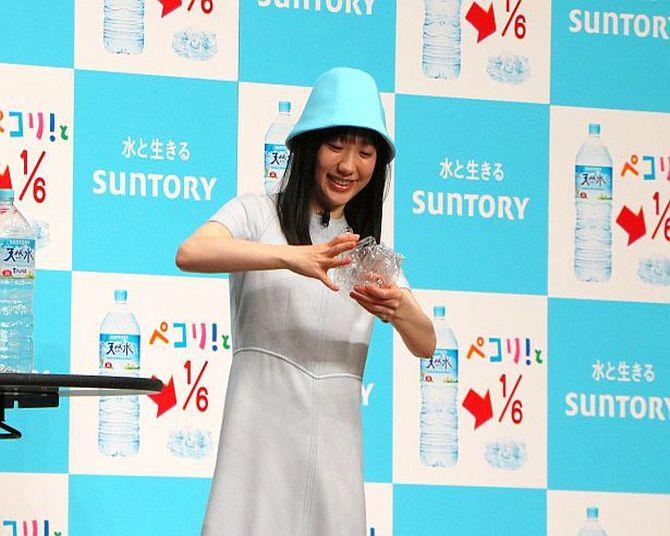 芦田愛菜、6分の1にたためるペットボトルをサントリー天然水の発表会でアピール「簡単で楽しい」