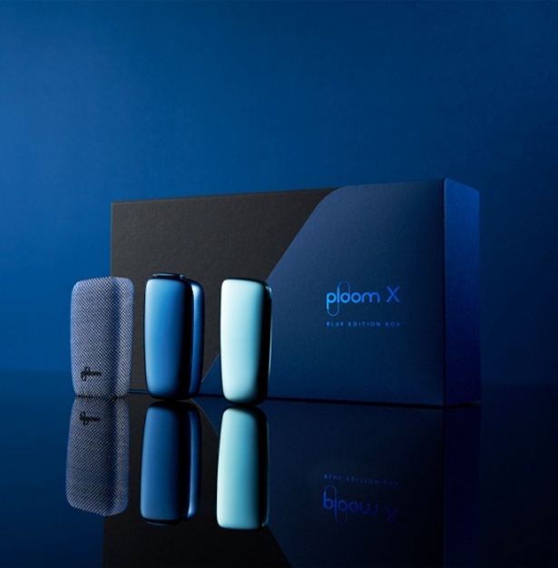 Ploom X」の新色「ディープスカイブルー」が、本体とフロントパネルの 