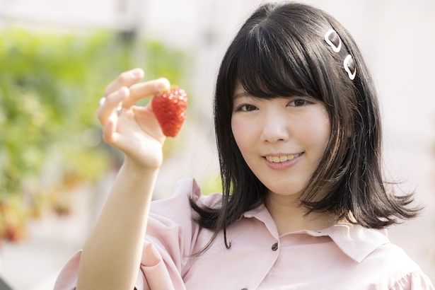 真っ赤ないちごを手に笑顔の汐川さん