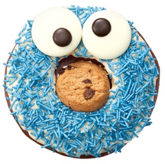 「クッキー クリーム＆クッキー モンスター」は、クッキーモンスターが大好きなチョコチップクッキーを頬張り、うれしくて目をくるくる動かす姿を再現