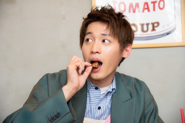 生のジャガイモを蒸してからカットして揚げる皮付きのポテトは、小林もお気に入り。時間をかけて揚げることで、表面のカリカリ感と中のほくほく感を出しているのだそう