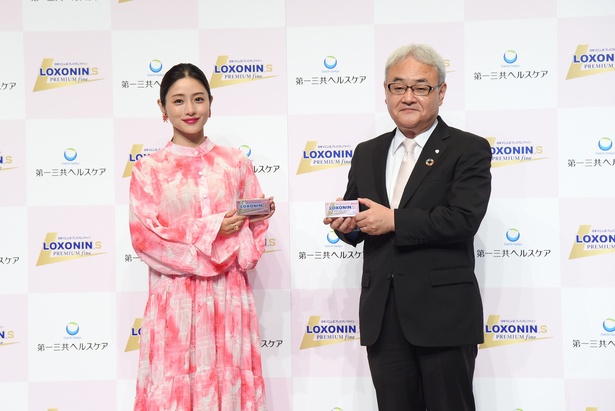 石原さとみと、第一三共ヘルスケア代表取締役社長・吉田勝彦氏