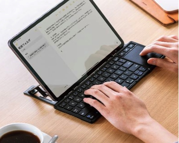 これひとつでノートパソコンのような操作が可能。タッチパッド搭載のコンパクトな折りたたみ式キーボードがビジネスシーンでも大活躍
