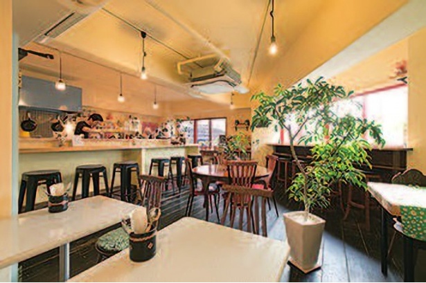 テーブルがゆったりと配置され、ナチュラルカラーでまとまった店内は、まるでカフェのような雰囲気