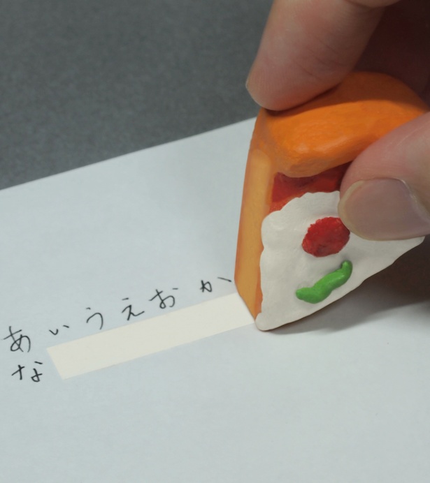 チーズを修正テープに見立てた独創性が光る「ピザの修正テープ」