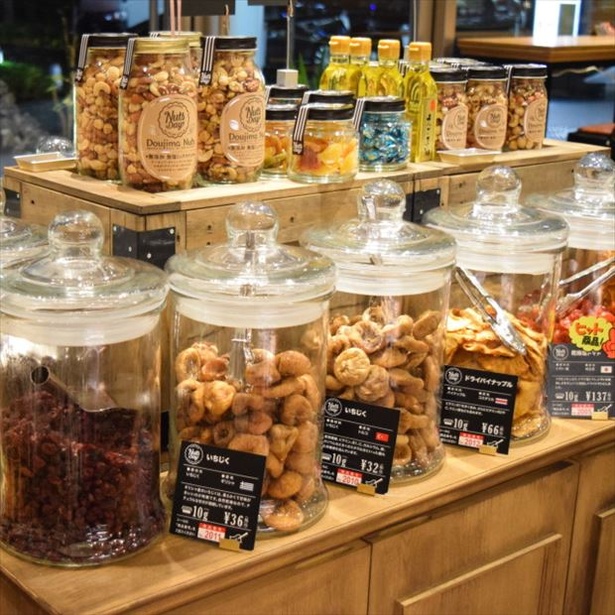 【写真を見る】専門店ならでは、こだわりの品ぞろえに注目