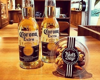 今週のプレミアムフライデーはNuts Day×コロナビールのイベントでオトナのひと時を