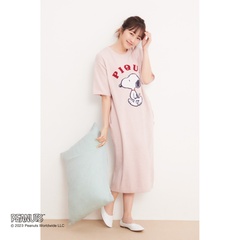 メンバーカラーであるピンクの「ジャガードワンピース」(8,690円)でキメた佐々木彩夏