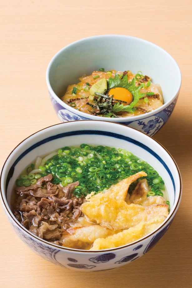 肉ごぼう天うどん(870円)。鯛とゴマが好相性な鯛漬け丼(980円、小うどん付き)もおすすめ