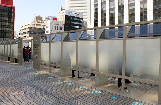 フィリップ モリス ジャパンと東京都港区が連携して設置したJR田町駅西口2Fの加熱式たばこ専用エリア