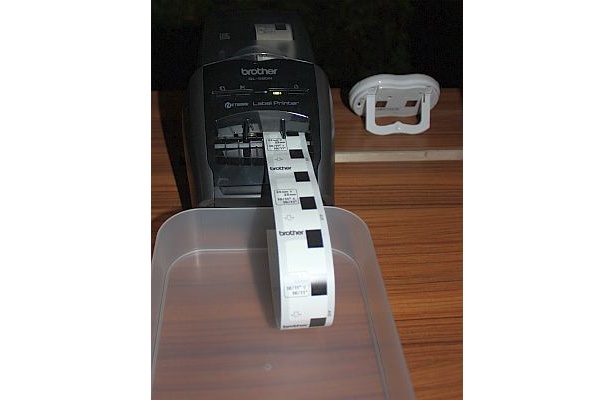 すると機械からQRコードシールが出てくる