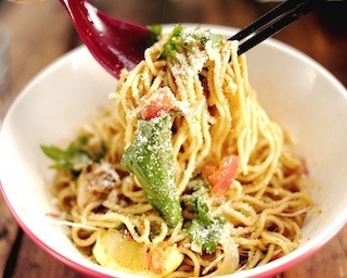 2種類のトッピングで自分好みに！「海老とトマトのピリ辛まぜ麺」期間限定発売