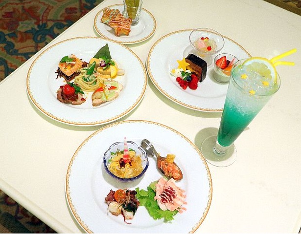 【写真を見る】天の川をイメージしたという「チョコレートとマンゴーのムース」なども