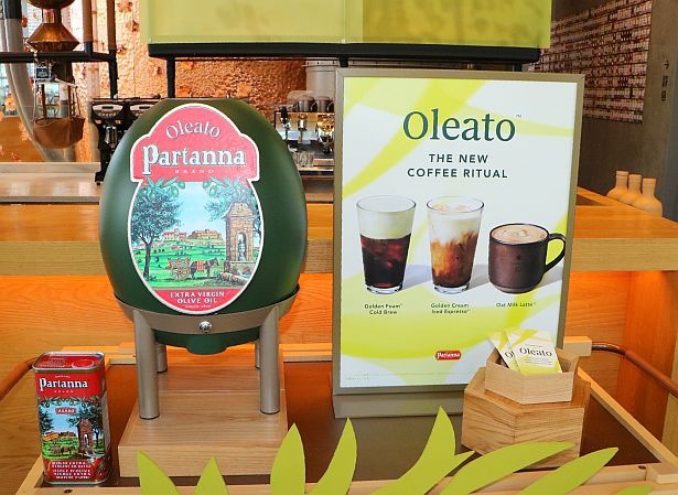 オリアートは、スターバックスのアラビカコーヒーにスプーン1杯のパルタナのコールドプレス エキストラバージン オリーブオイルを組み合わせたもの