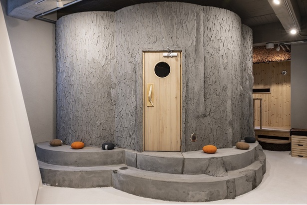 メインサウナの「KIRIKABU」。「森」をイメージした浴室は、全体的にナチュラルな印象だ