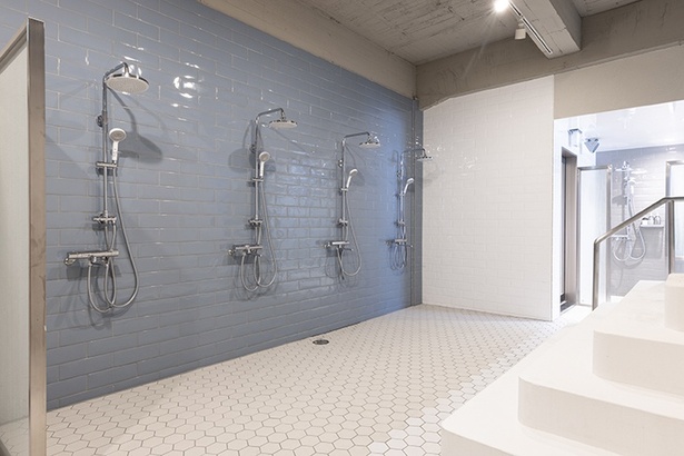 水風呂の目の前には、汗を流すためのオーバーヘッドシャワーが4基設置されている
