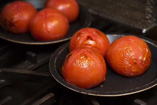 サルサソースの主役となるトマトはグリルして水分を飛ばしている
