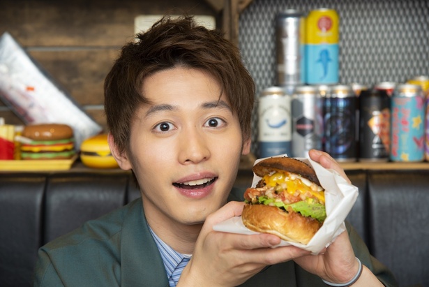 俳優・小林亮太が「MUNCH'S BURGER SHACK(マンチズバーガー シャック)」の「メキシカンバーガー」を食レポ！