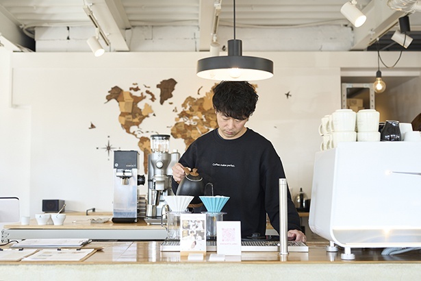 ドリップコーヒーはお客の目の前で抽出して提供