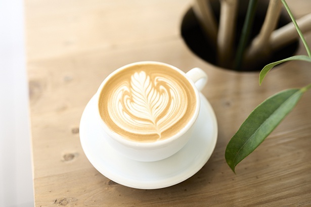 カフェラテ(500円)。滑らかな質感とミルクの甘味と共に、華やかな香りの余韻が印象的
