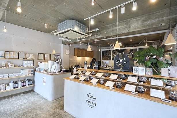苦楽園本店は豆の販売とテイクアウトのみの、シンプルな店構え