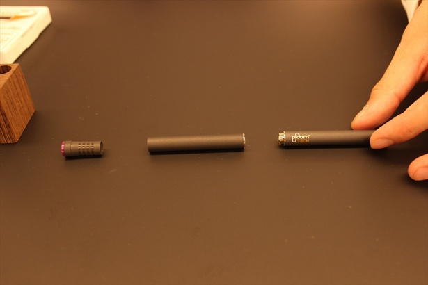 プルーム・テックは「たばこカプセル」「カートリッジ」「バッテリー」の3つのパーツで構成される