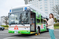 大型EV路線バスは、車いすの方が利用しやすいスロープ付きのノンステップバスを採用