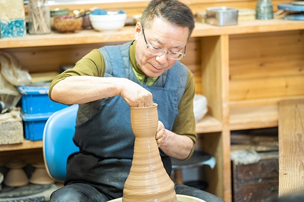 マグカップも香炉も、ろくろでひとつひとつ手作り