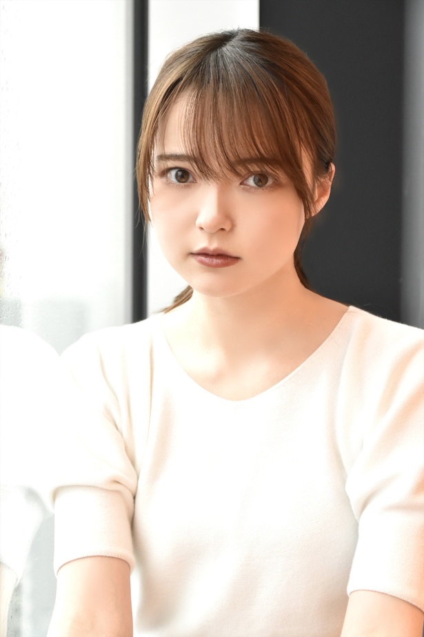 「今日のメイクのポイントは、オレンジのアイシャドウです！あたたかい色にしました！涙袋にはラメをのせました！」