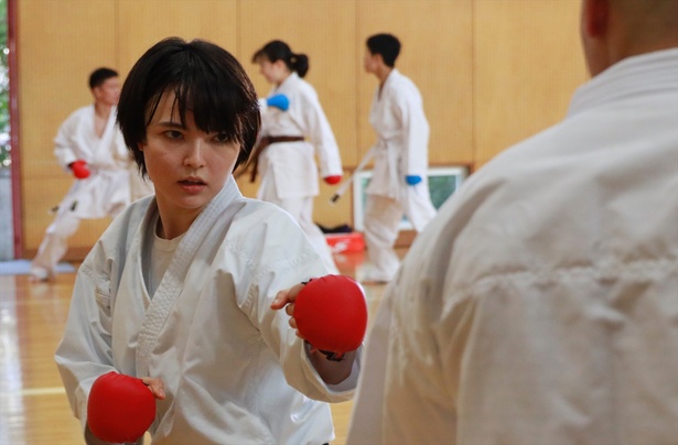 ６月２日(金)全国ロードショー、映画「スパイスより愛を込めて。」坂巻有紗の出演シーン