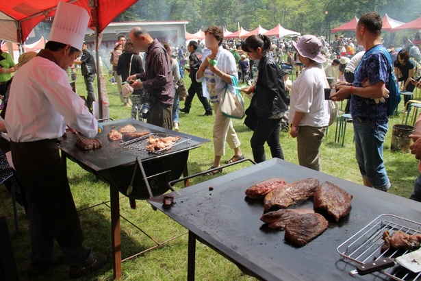 ほんべつ肉まつりは地元産の牛、豚、羊の肉約10種類、その他野菜や海産物などが売られていて、それを約600台用意された焼き台で食べる豪快な祭り。