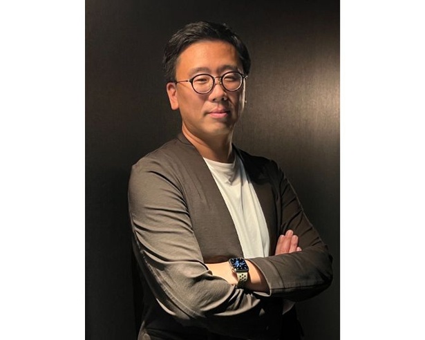 ラジオDJ、テレビVJ、イベントMCとして活躍する古家正亨氏